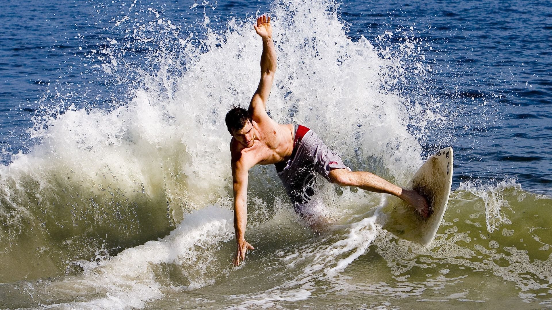 jiuyou游戏-重磅！雷霆出局或转战意甲，凯尔特人篮板制胜，CBA蓄势待发，费德勒跨界激战40分钟